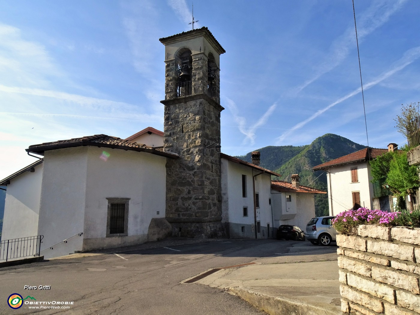 12 Chiesa di Chgnolo d'Oneta con parcheggio.JPG